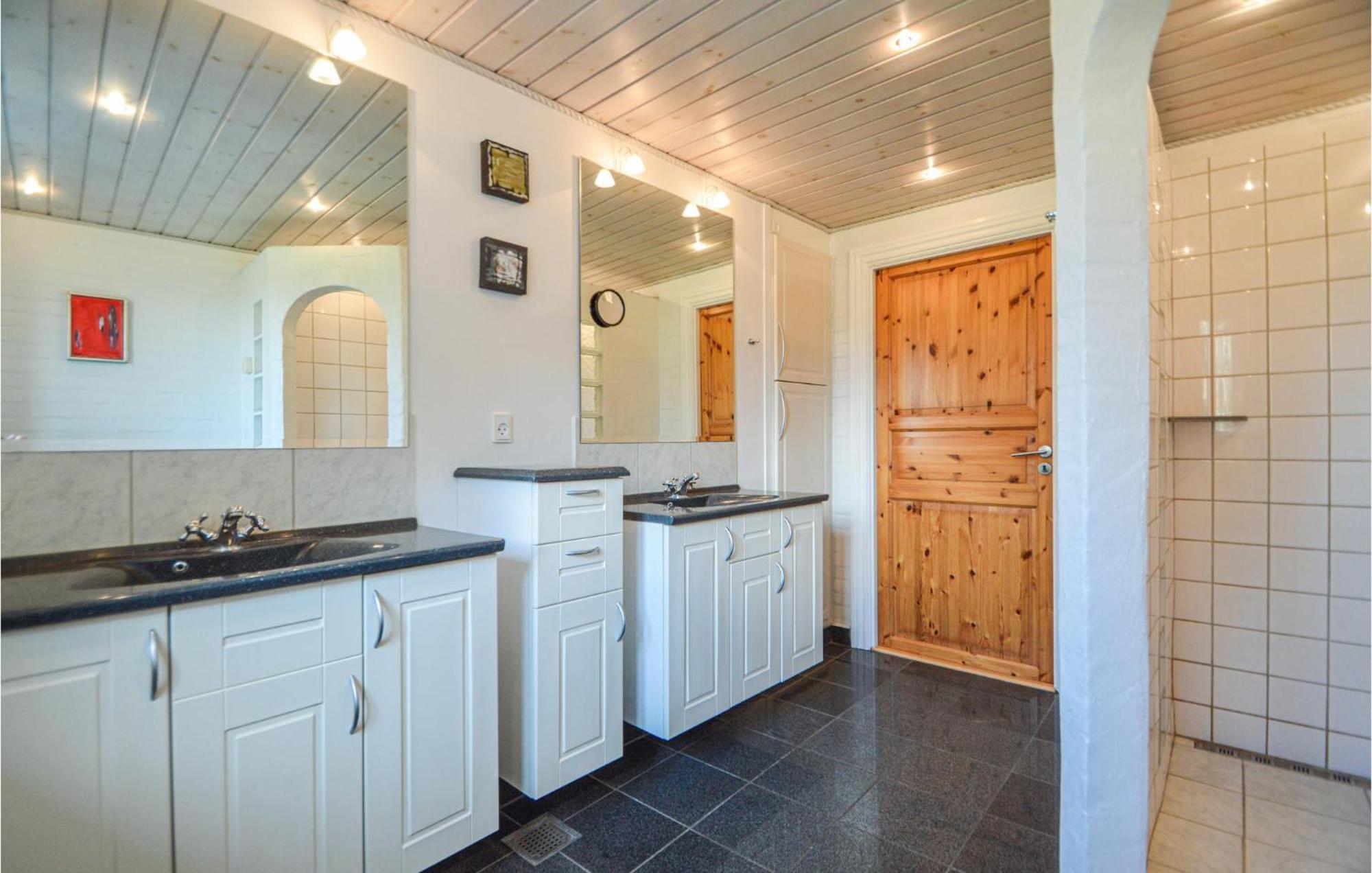 Awesome Home In Bredebro With Kitchen Ballum Buitenkant foto