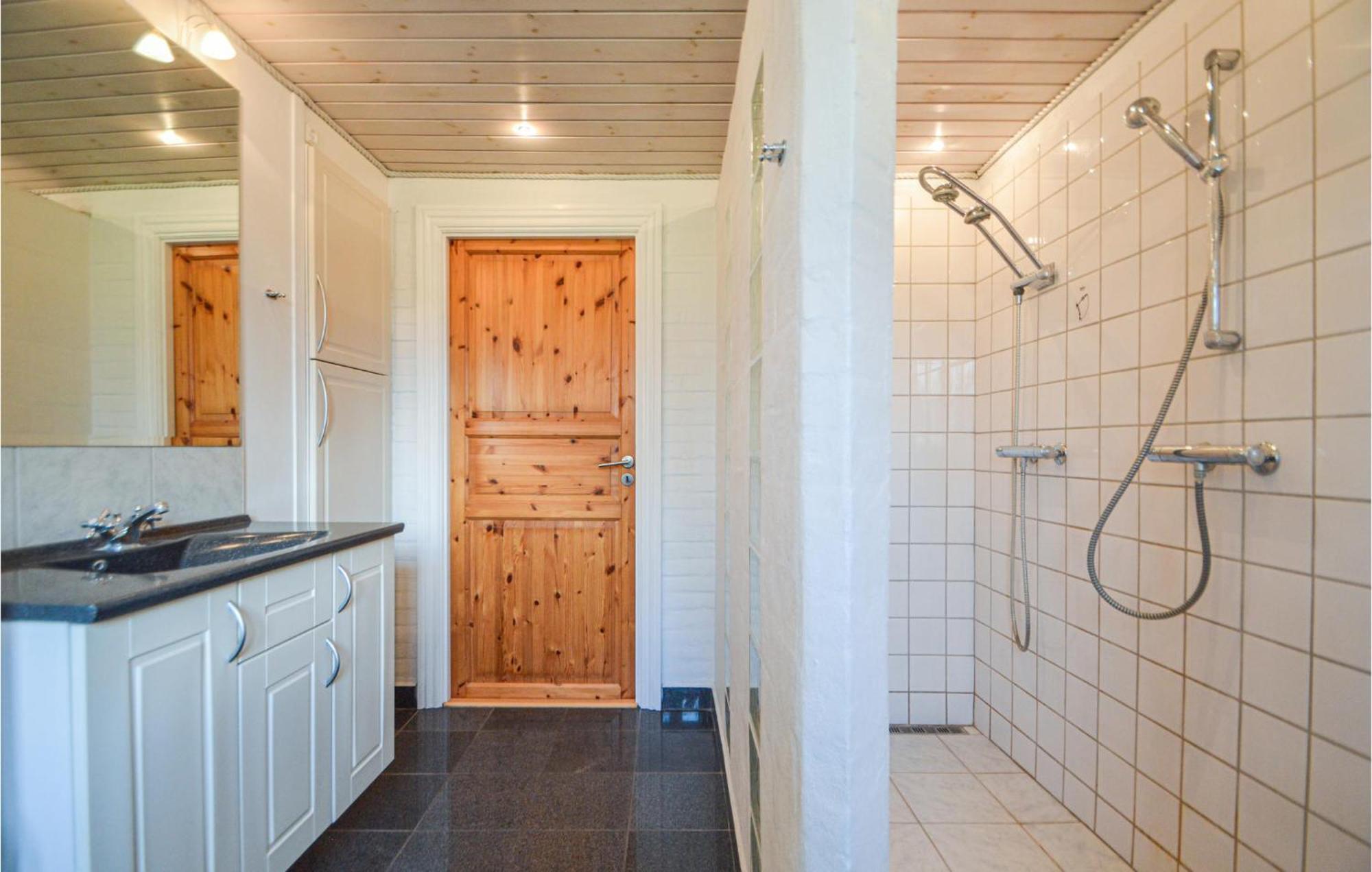 Awesome Home In Bredebro With Kitchen Ballum Buitenkant foto